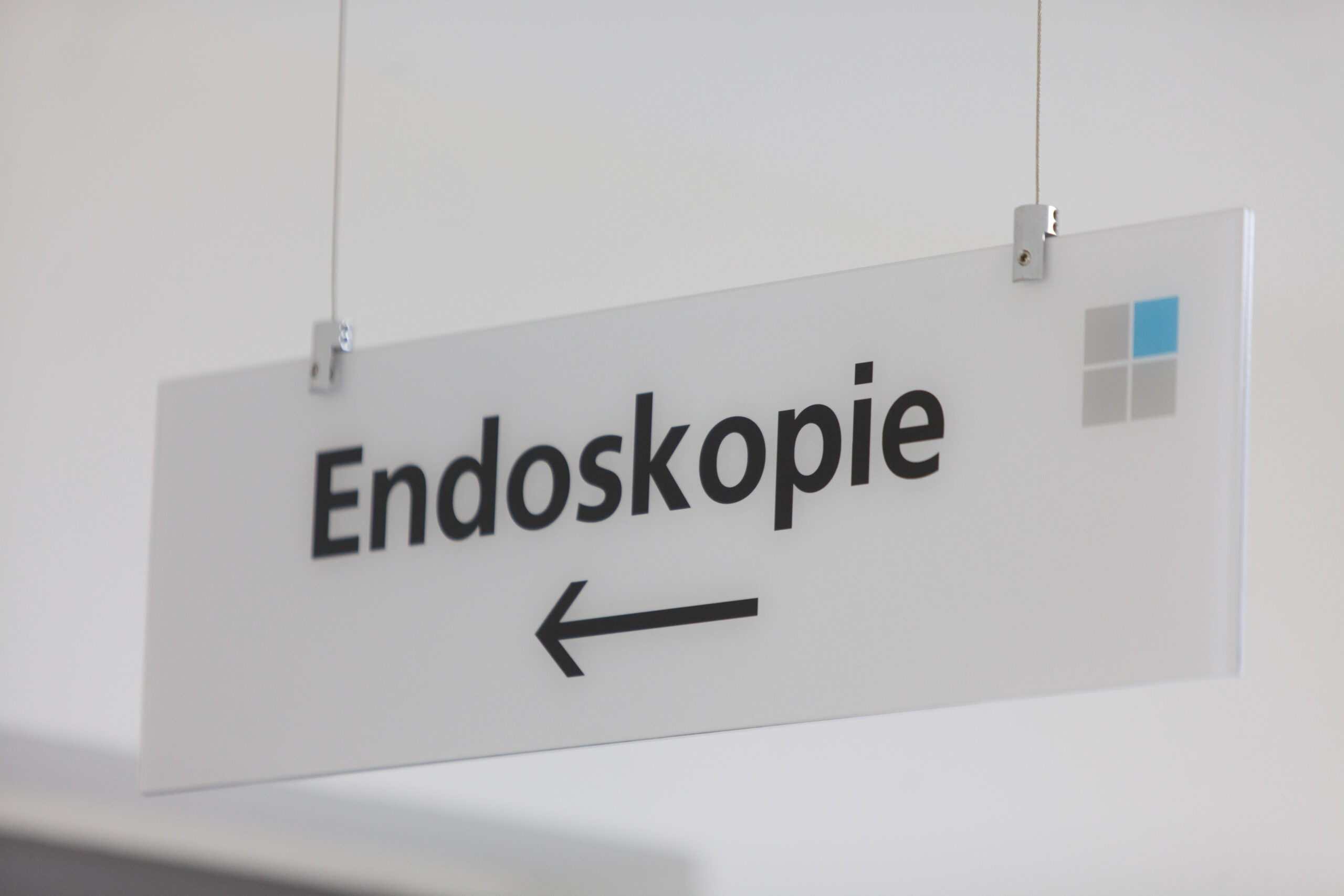 Schild mit dem Aufdruck Endoskopie und einem Pfeil der nach links zeigt.